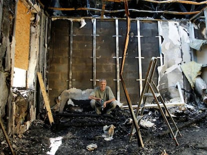 Un ciudadano en su casa destrozada por la artiller&iacute;a, este martes en Donetsk.