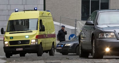 El veh&iacute;culo policial que traslada a Ablesdam abandona este s&aacute;bado las dependencias policiales. 