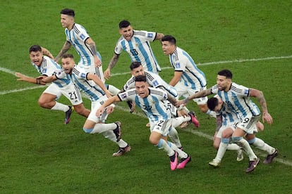 Los jugadores de Argentina celebran su tercer Mundial tras derrotar en los penaltis a Francia. 