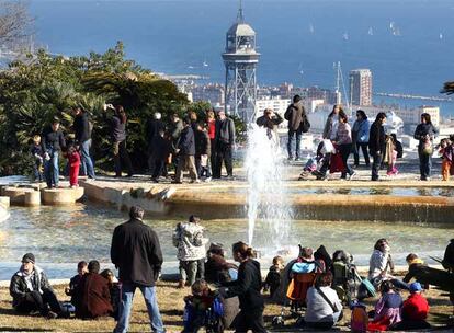 La fuente del mirador de l&#39;Alcalde rodeada, ayer por la mañana, de ciudadanos.