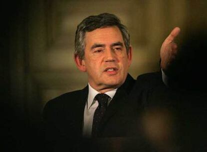 Gordon Brown, ayer durante una rueda de prensa en el 10 de Downing Street.