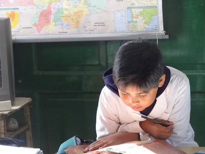 Ni&ntilde;o estudia en una escuela del norte argentino.