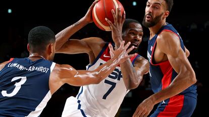 Kevin Durant penetra a canasta entre Luwawu-Cabarrot y Gobert