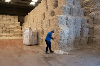 Montañas de plástico reciclado en la empresa autorizada Ibacplast, en El Ejido (Almería). 