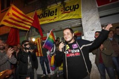 David Fernández, líder de la Candidatura d’Unitat Popular (CUP), una plataforma independentista y combativa en lo social, muy implantada en los municipios, ha triunfado en su primer intento de entrar en el Parlamento (de cero a tres escaños). El 25-N, en una entrevista en TV-3, soltó: “Antes que nada, un saludo a los trabajadores de TV-3 [amenazados por un ERE] en lucha”.