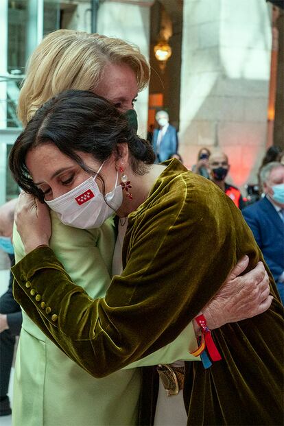 La presidenta de la Comunidad de Madrid, Isabel Díaz Ayuso, abraza a la expresidenta regional Esperanza Aguirre.
