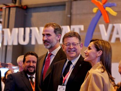 El presidente valenciano Ximo Puig, entre los Reyes de Espa&ntilde;a, en el stand de la Comunidad Valenciana en Fitur. 