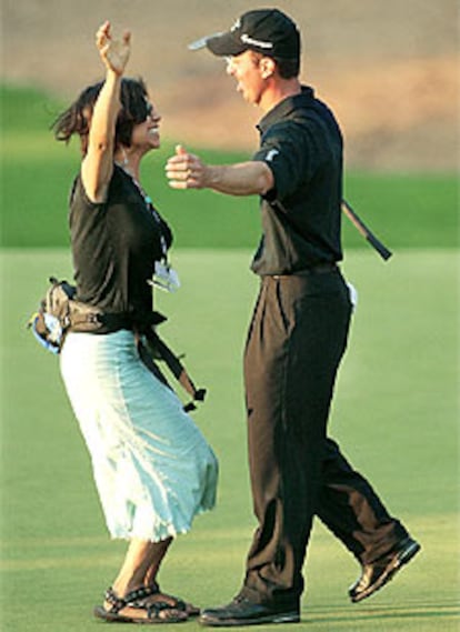 Mike Weir recibe el abrazo de su esposa, Bricia, tras su triunfo.