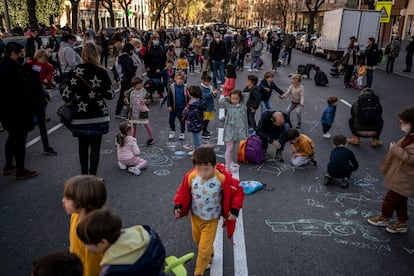 Los alumnos de un colegio de Madrid juegan en la calle durante una protesta escolar contra los coches.