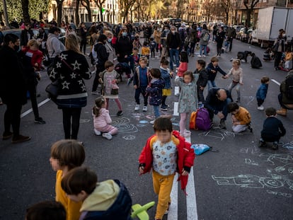 Los alumnos del colegio Rufino Blanco de Madrid juegan en la calle durante la protesta escolar contra los coches, este viernes.