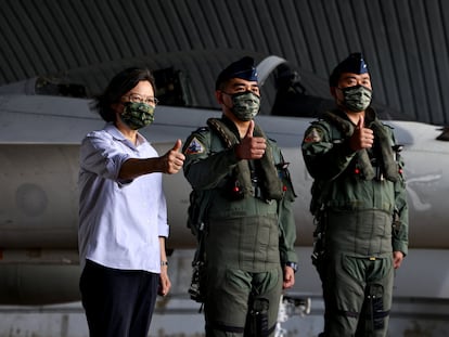 La presidenta de Taiwán, Tsai Ing-wen, posaba este martes junto a dos pilotos en la base aérea de las islas Penghu.