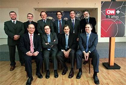 De izquierda a derecha, José Javier Esparza, Emili Prado, Pedro Piqueras, Juan Pedro Valentín, Antonio San José y Joaquín Estefanía. Sentados: Baltasar Magro, Manuel Soriano, Francisco G. Basterra y Jordi García Candau.
/