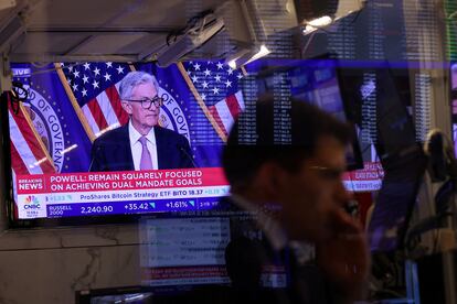 Una pantalla en el parqué de la Bolsa de Nueva York (NYSE) retransmite la rueda de prensa del presidente de la Reserva Federal, Jerome Powell.