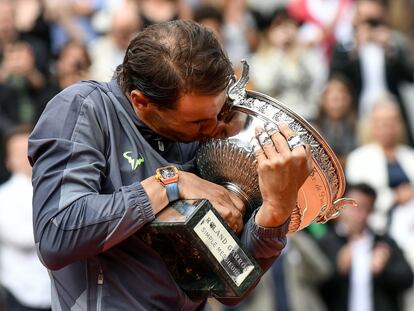 Rafa Nadal besa la Copa de los Mosqueteros que ganó en 2019.