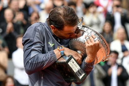 Rafa Nadal besa la Copa de los Mosqueteros que ganó en 2019.