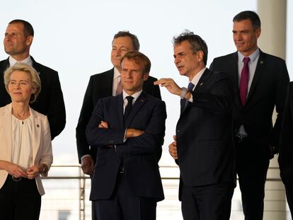 El primer ministro griego, Kyriakos Mitsotakis, junto al presidente francés, Emmanuel Macron, la presidenta de la Comisión Europea, Ursula von der Leyen, el primer ministro maltés, Robert Abela, el primer ministro italiano, Mario Draghi, y el presidente del Gobierno español, Pedro Sánchez, en el Centro Cultural de la Fundación Stavros Niarchos, el pasado septiembre, en Atenas.