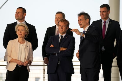 El primer ministro griego, Kyriakos Mitsotakis, junto al presidente francés, Emmanuel Macron, la presidenta de la Comisión Europea, Ursula von der Leyen, el primer ministro maltés, Robert Abela, el primer ministro italiano, Mario Draghi, y el presidente del Gobierno español, Pedro Sánchez, en el Centro Cultural de la Fundación Stavros Niarchos, el pasado septiembre, en Atenas.