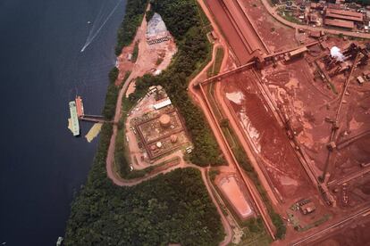 Vista aérea de um porto de carga do complexo minerador, sobre o rio Trombetas, próximo do território onde vive Drica.