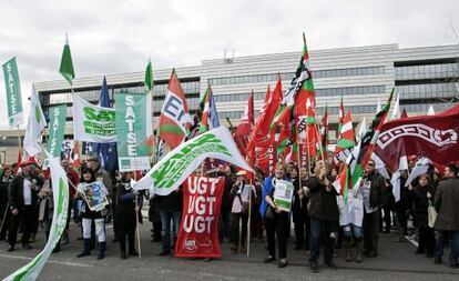 Varios funcionarios se concentran esta mañana ante la sede del Gobierno vasco en Vitoria durante la reunión de la mesa de la función pública.