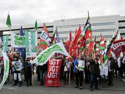 Varios funcionarios se concentran esta mañana ante la sede del Gobierno vasco en Vitoria durante la reunión de la mesa de la función pública.