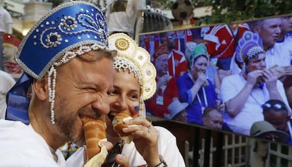 Duas pessoas posam para uma foto durante a Copa do Mundo Rússia 2018.