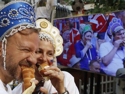 Duas pessoas posam para uma foto durante a Copa do Mundo Rússia 2018.