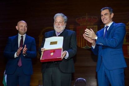 El presidente del Gobierno, Pedro Sánchez, y el alcalde de Dos Hermanas, Francisco Rodríguez (a la izquierda), aplauden al exregidor nazareno Francisco Toscano, tras hacerle entrega de la medalla de oro de Dos Hermanas, este lunes en el salón de actos de la Ciudad del Conocimiento de la localidad sevillana.