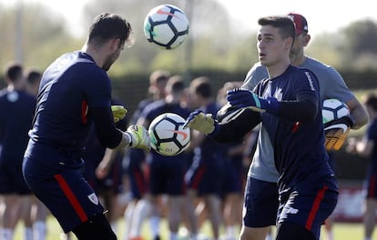 Kepa, derecha, entrenado con Herrerín.