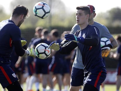 Kepa, derecha, entrenado con Herrerín.