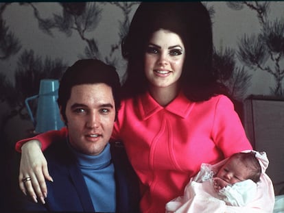 Elvis Presley posa junto a su mujer, Priscilla y su hija recién nacida, Lisa Marie, en el hospital de Memphis, el 5 de febrero de 1968.