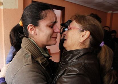 Engracia se abraza llorando a una de sus vecinas. En una mañana que ha sido intensa, algunos allegados han estado junto a este matrimonio hasta que ha recibido la esperada llamada.