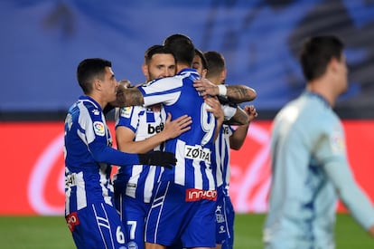 Lucas Pérez del Deportivo Alavés celebra con sus compañeros tras anotar el primer gol de su equipo ante el Real Madrid.