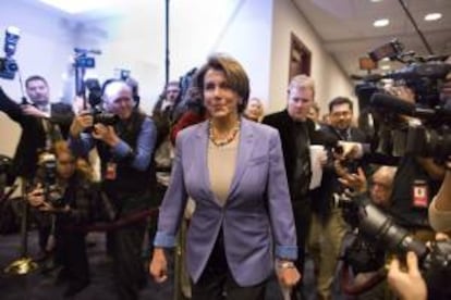 La líder de la minoría de ese partido en la Cámara de Representantes, Nancy Pelosi asiste a las reuniones para evitar el "precipio fiscal" celebradas en Washington, Estados Unidos.