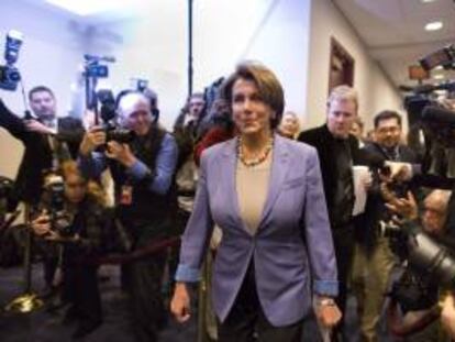 La líder de la minoría de ese partido en la Cámara de Representantes, Nancy Pelosi asiste a las reuniones para evitar el "precipio fiscal" celebradas en Washington, Estados Unidos.