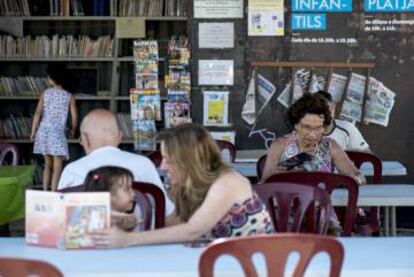 Cómics, periódicos y libros se mezclan en las playas.