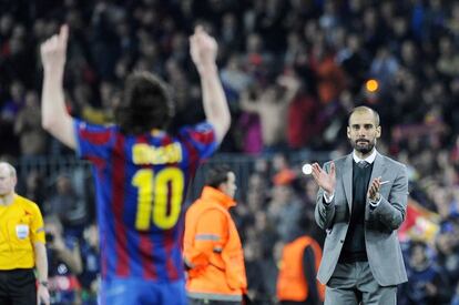 Guardiola aplaude a Messi, quien acaba de marcarle un gol al Arsenal en los cuartos de final de la Liga de Campeones, en el a&ntilde;o 2010.