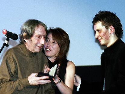 Elías Querejeta junto a su hija Gracia, directora de <i>Héctor,</i> y el copresentador de la gala Eloy González.