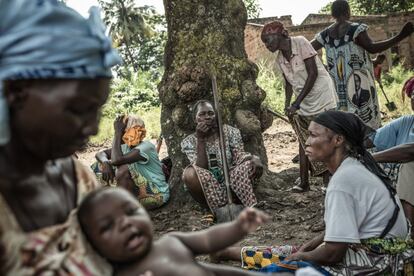 Un grupo de vecinos y vecinas del barrio de Bloc Sara, en Bangui (República Centroafricana), limpia las malezas en los alrededores de las ruinas de sus casas. Cuando la violencia mengua, dejan el campo de desplazados de Castor y se dirigen al barrio para intentar mantenerlo limpio. La crisis político-militar del 5 de diciembre de 2013, generada por una brutal espiral de violencia entre milicias seleka y anti balaka, dejó miles de muertes y causó el desplazamiento de casi un millón de personas, que aún siguen fuera de sus casas.