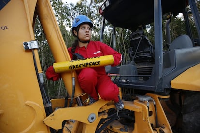 Una activista de Greenpeace se encadena a la maquinaria para la construccin del Tren Maya a la altura de Playa del Carmen, este lunes.