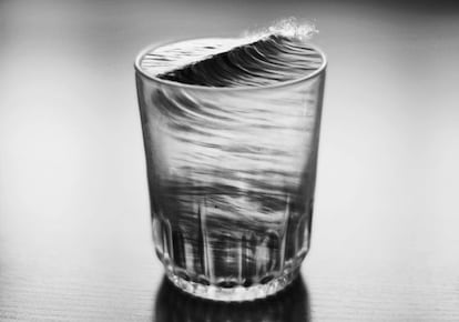 'Surf’s up', el océano contenido en un vaso de agua en una de las fotos que combinan surrealismo y blanco y negro de Silvia Grav.