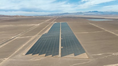 Paneles solares absorben la luz en el desierto de Atacama, cerca de Calama, Chile, en agosto de 2022.