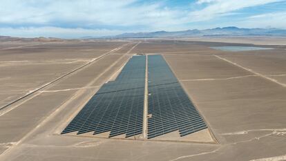 Paneles solares absorben la luz en el desierto de Atacama, cerca de Calama, Chile, en agosto de 2022.