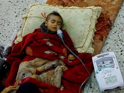 Un niño palestino duerme mientras recibe tratamiento médico en un centro de salud en Rafah, al sur de la franja de Gaza.