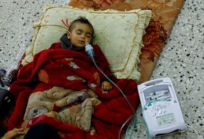 Un niño palestino duerme mientras recibe tratamiento médico en un centro de salud en Rafah, al sur de la franja de Gaza.