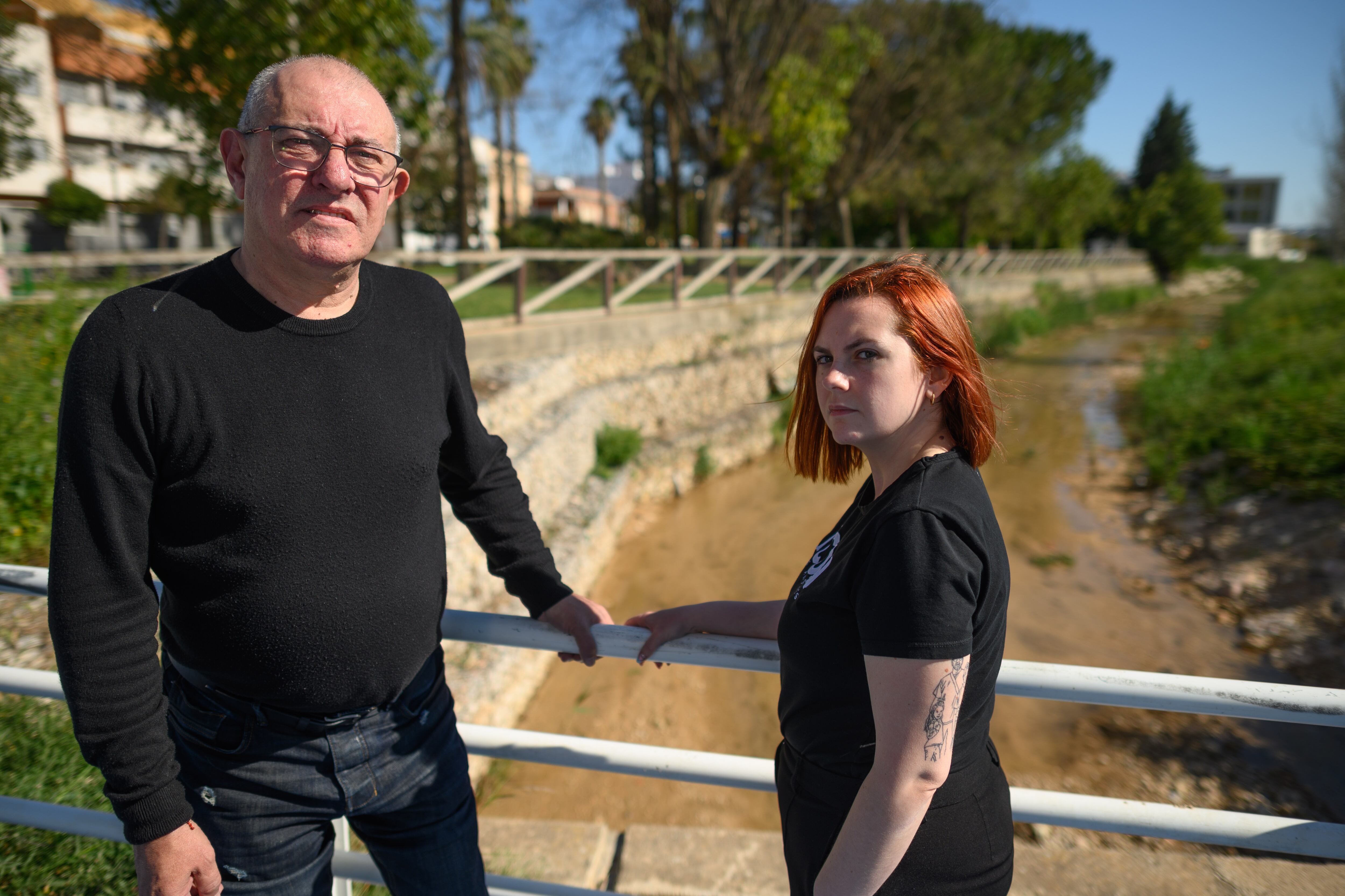 Saray Ruiz, hija de Francisco Ruiz, y Ernesto Martínez, tío de Elisabet Gil, familiares de dos de los tres desaparecidos tras la dana de Valencia.