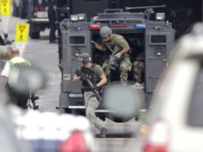 Policía estadounidense en la zona de Washington D.C. donde se ha producido el tiroteo.