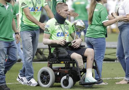 El portero Follmann, uno de los tres futbolistas que sobrevivió al accidente (fallecieron 19), recoge el trofeo de la Copa Sudamericana. La final nunca llegó a jugarse. El Atlético Nacional pidió que se declarase campeón al Chapecoense. 