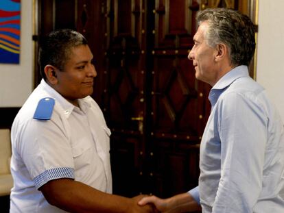 Mauricio Macri (dcha) saluda al polic&iacute;a Luis Chocobar. 