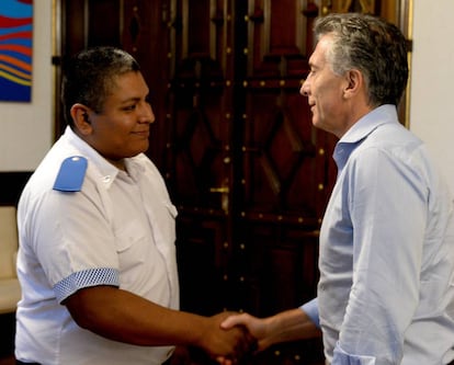 Mauricio Macri (dcha) saluda al policía Luis Chocobar.