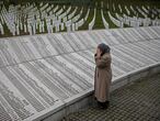 Bida Smajlovic, junto al monumento en homenaje a los muertos en la masacre de Srebrenica en Potocari (Bosnia-Herzegovina). El Tribunal Internacional para la Antigua Yugoslavia (TPIY) condenó al exlíder serbobosnio, Radovan Karadzic, a 40 años de prisión por el genocidio en Srebrenica y otros nueve crímenes de guerra y lesa humanidad en la guerra en Bosnia (1992-1995).